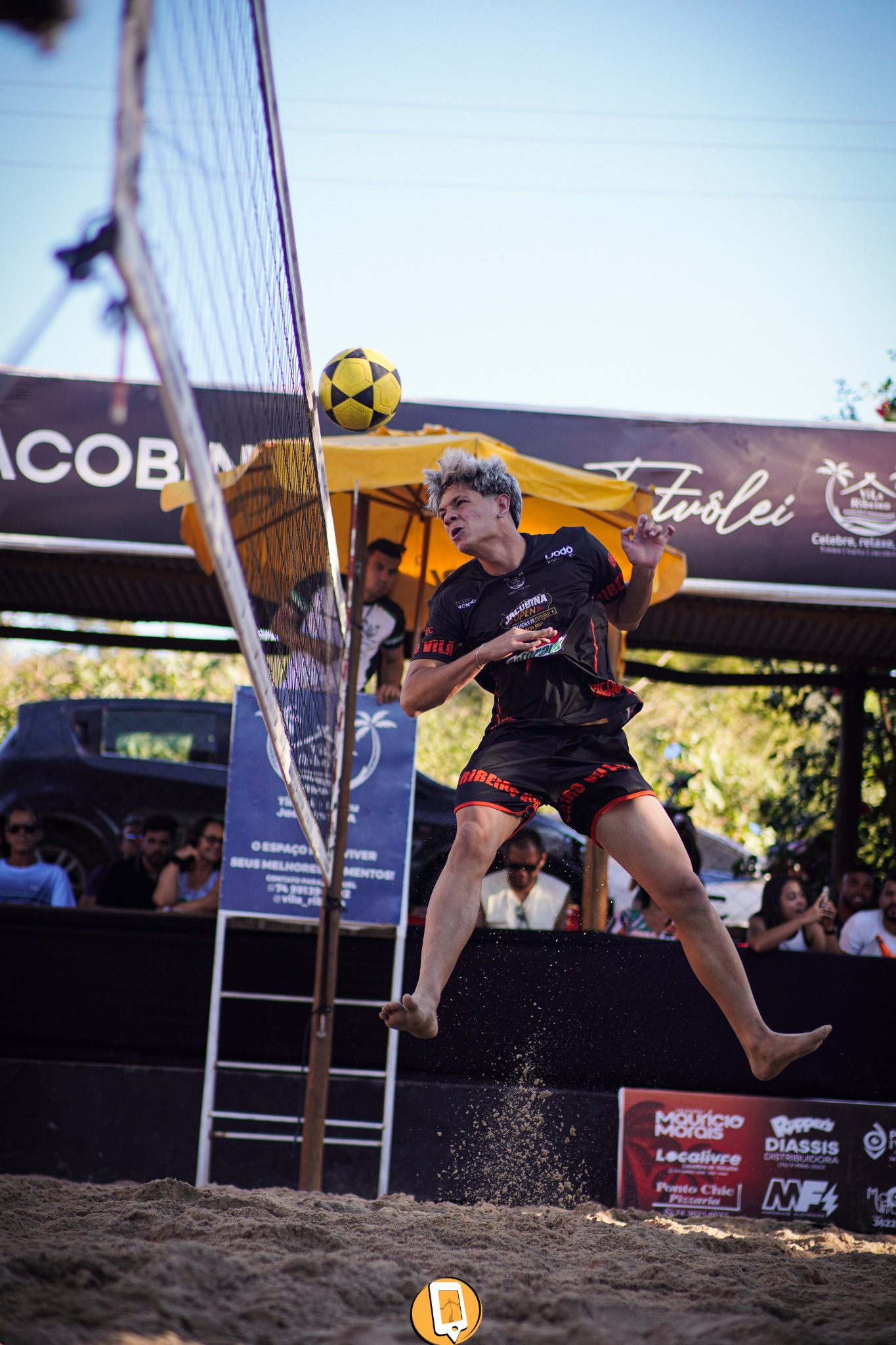 Atleta cabeceando a bola